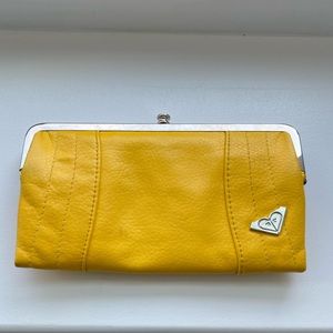 Roxy yellow clutch
